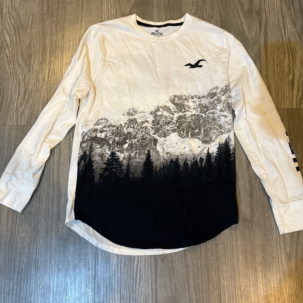 Hollister Men's Black and White Mountain Graphic Long Sleeve Tee